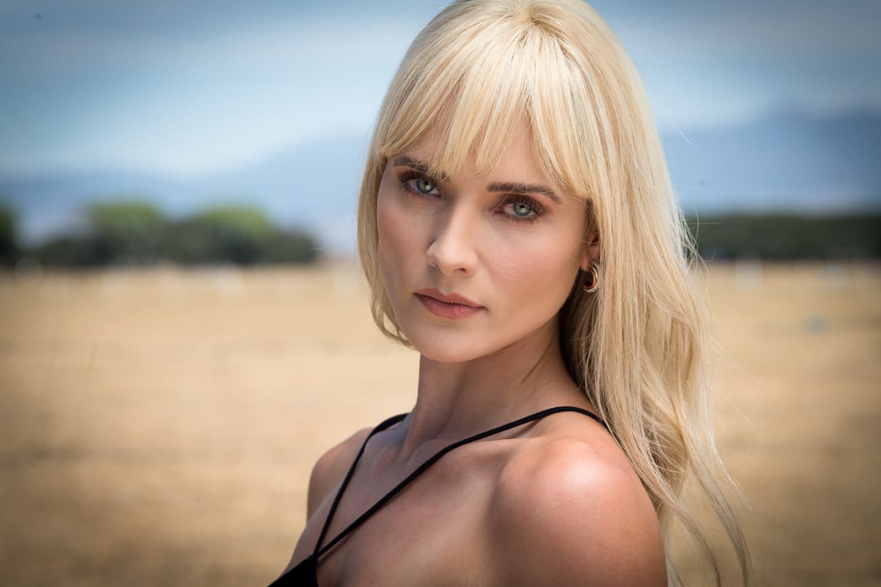 Ahora, Kimberly Dos Ramos regresa a la pantalla chica como 'Isabela', la guapa antagonista de 'La Desalmada', telenovela que protagoniza junto a Livia Brito, José Ron, Eduardo Santamarina, y un gran elenco.