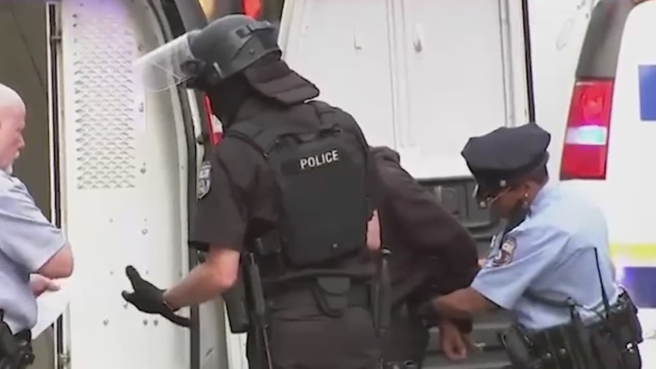 Protesta proinmigrante termina en enfrentamientos con la policía en Filadelfia: hay más de 10 detenidos
