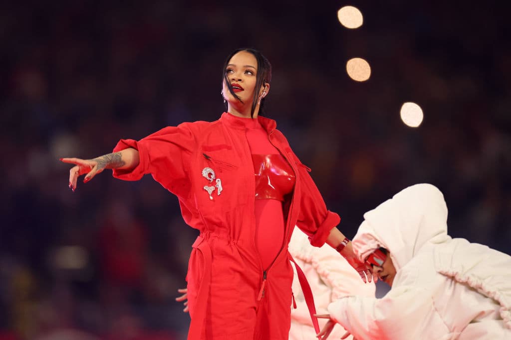 Rihana brilló en el espectáculo de medio tiempo del Super Bowl LVII