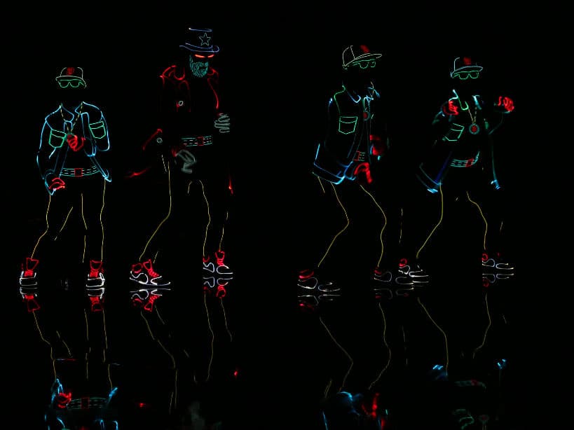 ¡La primer sorpresa de la noche fue un espectacular show de luces con los chicos de Light Balance!