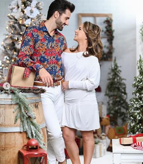Te compartimos el álbum familiar navideño de la conductora Adamari López.