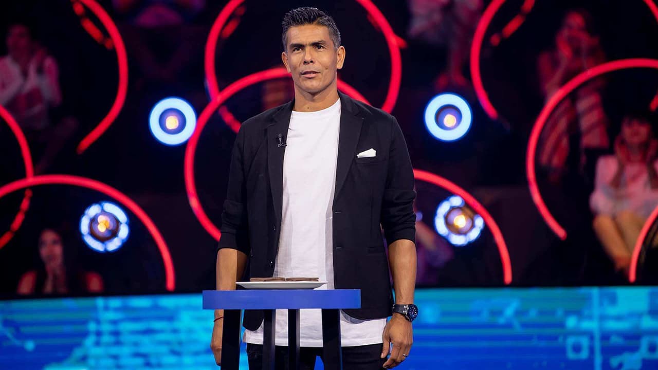 Oswaldo Sánchez se mete en problemas con las llaves como Paul Stanley