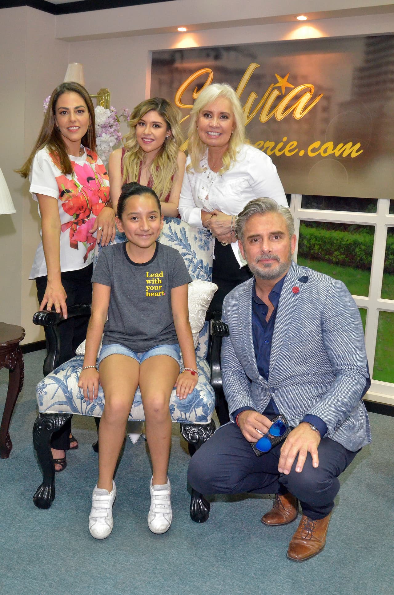 Carla Estrada, Nicole Vale, Adriana Nieto, Alberto Casanova y Harry Geithner inauguraron el set y convivieron con los asistentes a la presentación de Silvia Pinal frente a ti.