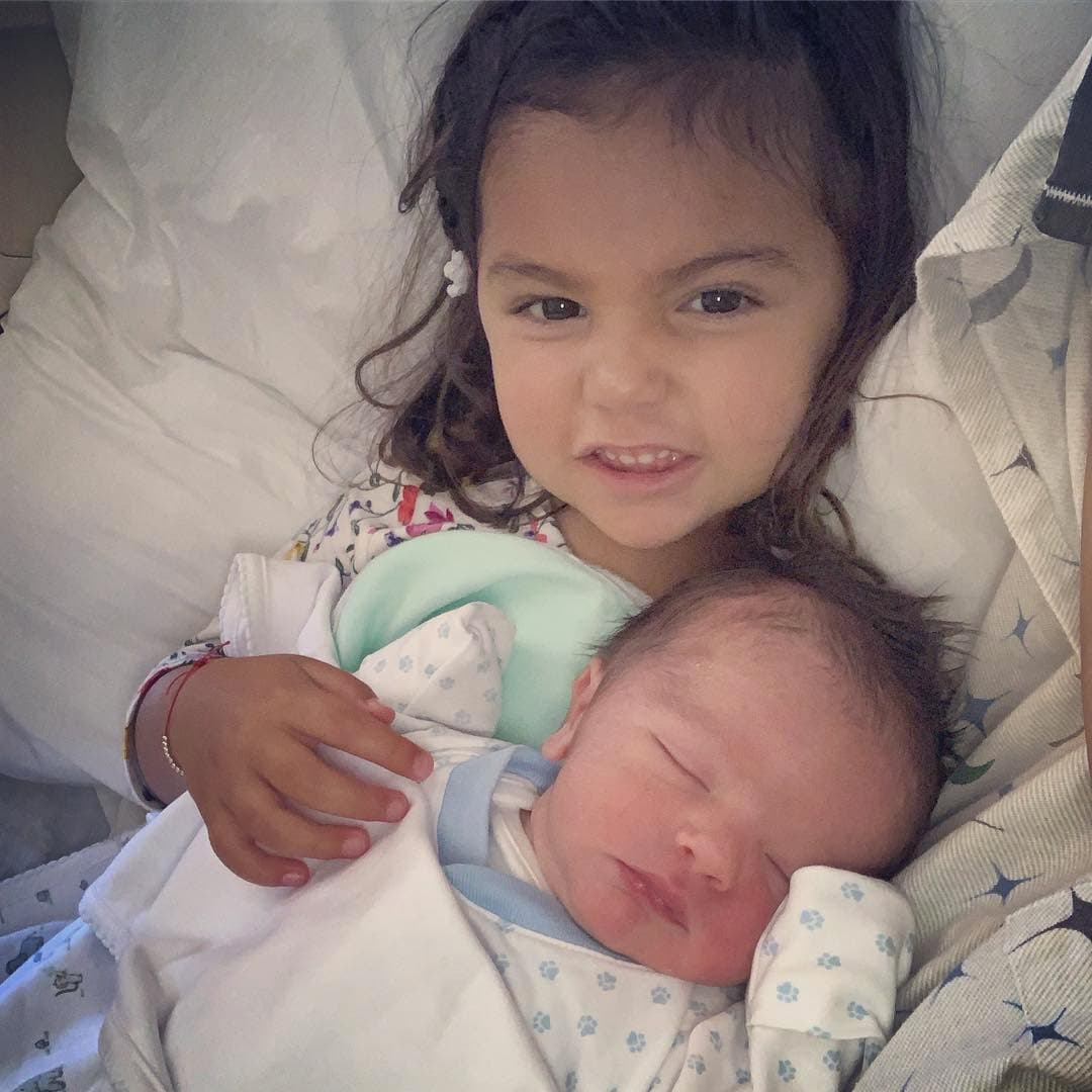 “Mi corazón late fuerte cuando veo a este par… mis hijos #RoccoDeMiVida #GiaDeMiCorazón”, escribió Odalys para acompañar su publicación que muestra, por primera vez, a sus dos retoños juntos.