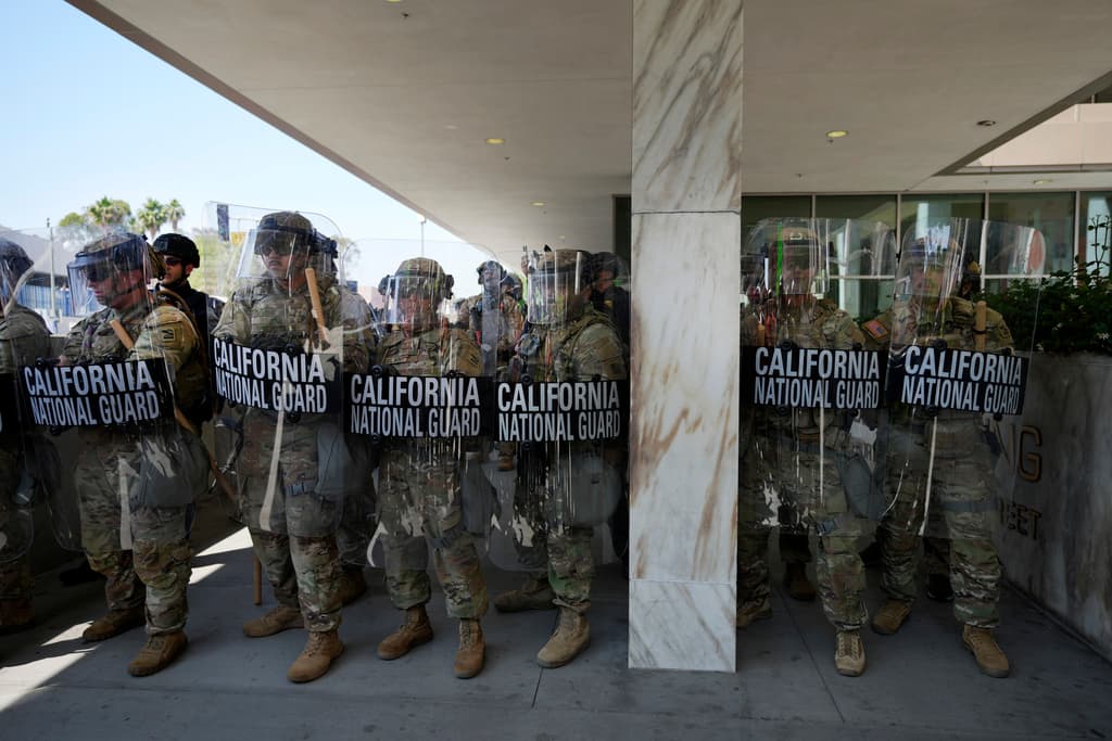Qué pueden hacer y qué no los militares desplegados por Trump en las protestas de Los Ángeles