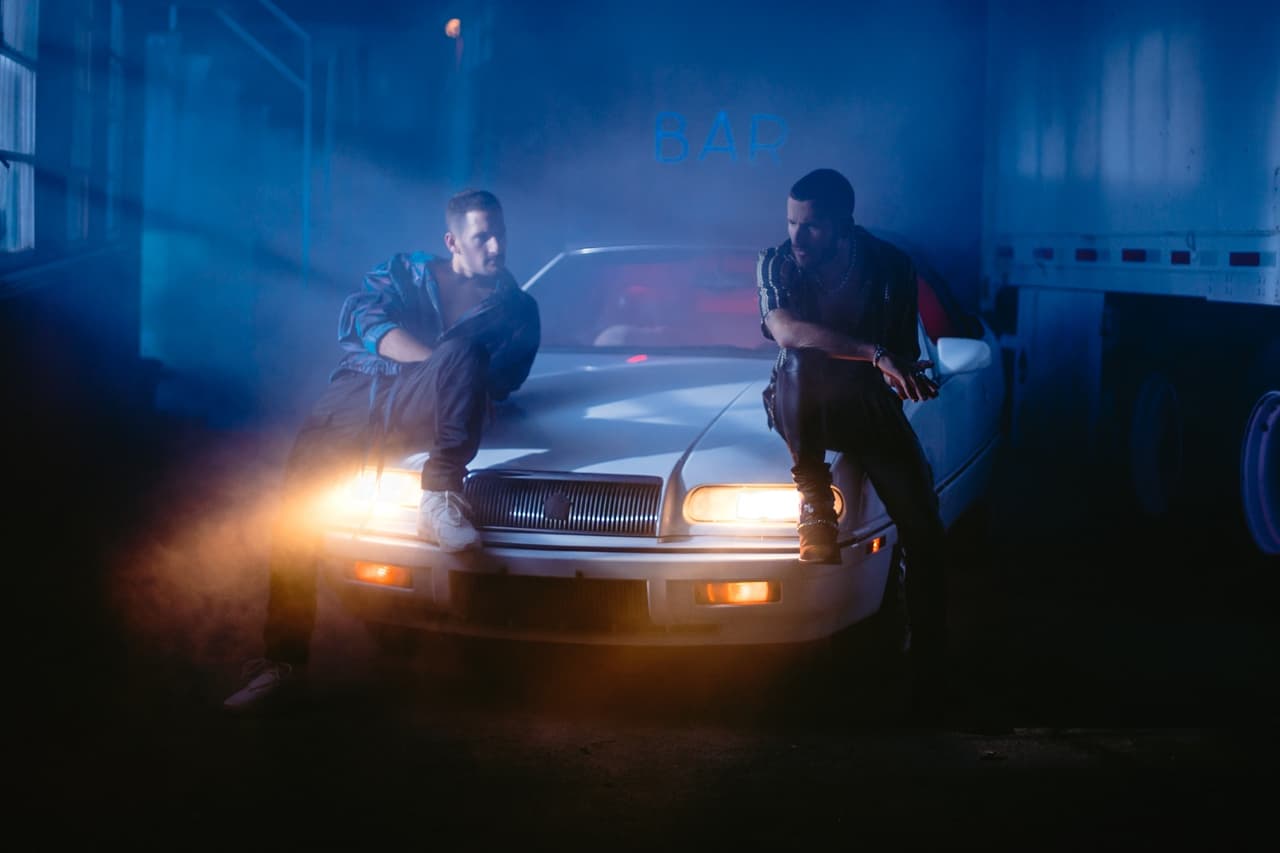 Luego de comenzar a escribir para otros cantantes, Mau y Ricky decidieron comenzar su carrera como dueto publicando su primer álbum ‘Para aventuras y curiosidades’, del que se desprenden algunos éxitos como “Desconocidos”, “Perdoname”, “La boca”, entre otros.