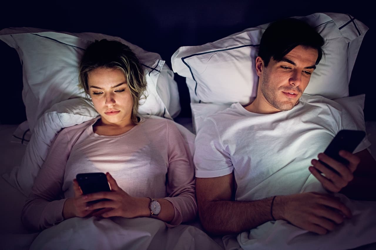 Cuatro prácticas digitales que destruyen las relaciones de pareja