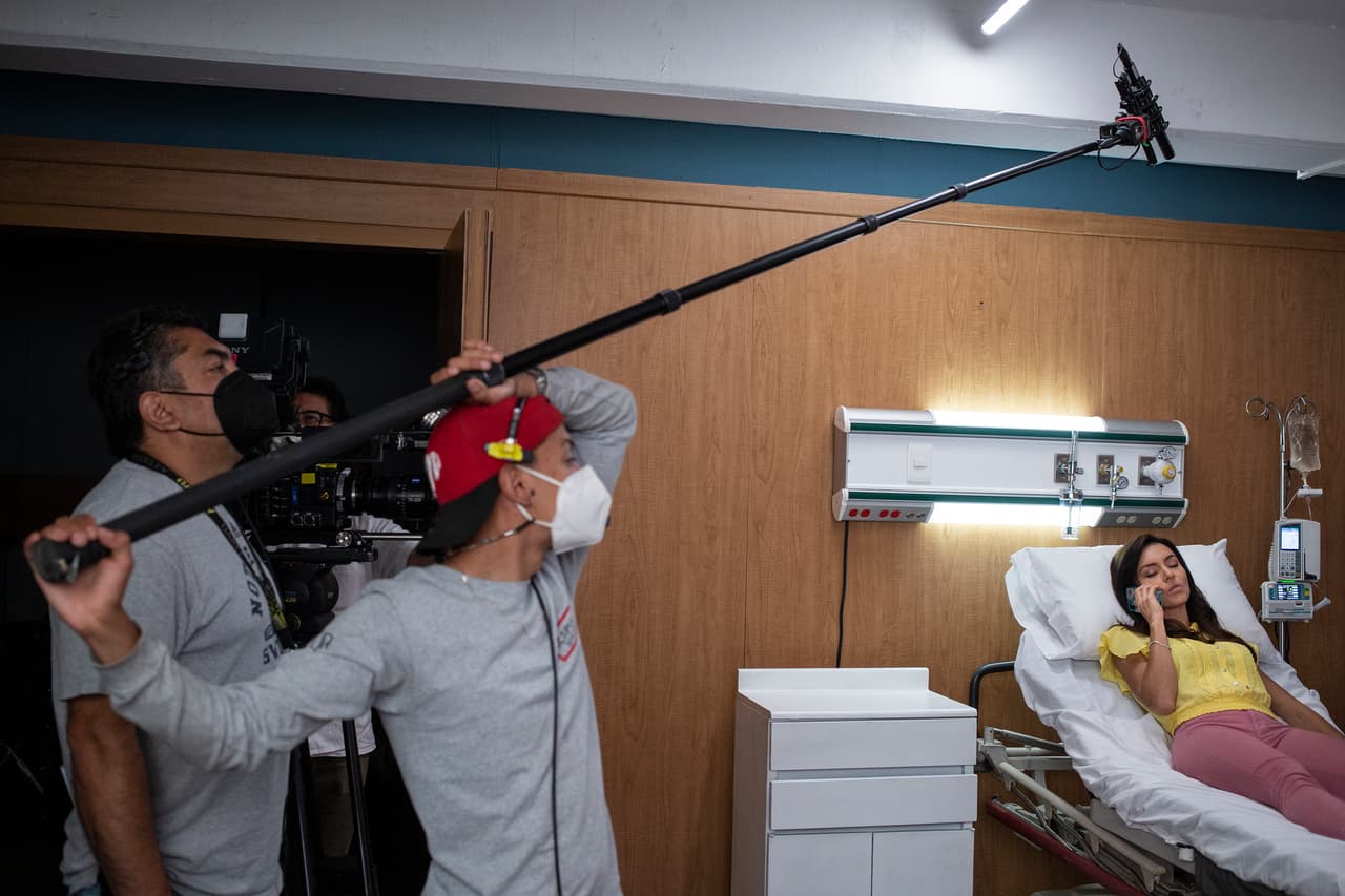 Aquí vemos al equipo de producción cuidando todos los detalles de esta escena.