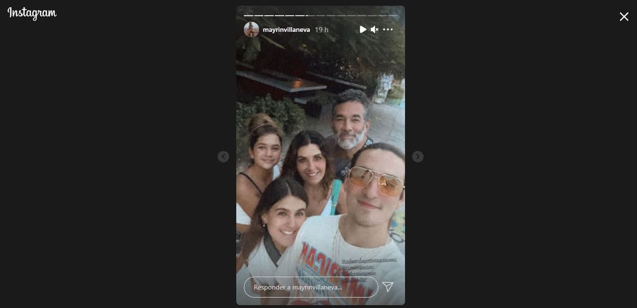 Eduardo Santamarina y los hijos de Mayrín Villanueva y Jorge Poza.