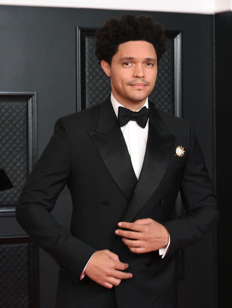 Trevor Noah, quien fungió como presentador de los Grammy, eligió un smoking color negro.
