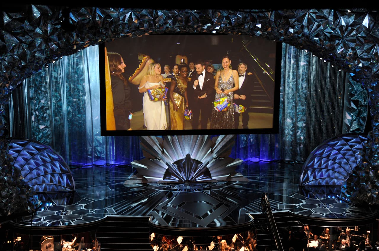 Gal Gadot, Guillermo del Toro, Margot Robbie y otras celebridades salieron del Dolby Theatre para reunirse con el público de un cine vecino.