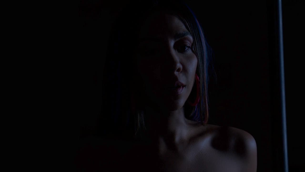 'Olga' aprovecha que todos duermen para meterse en la cama de 'Chente' y darle más besos.