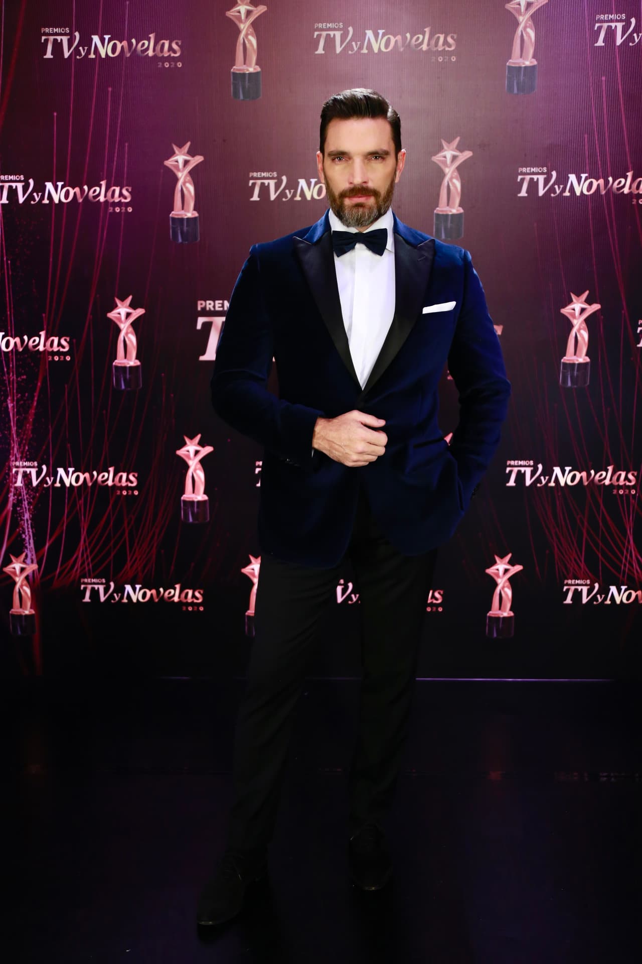 Julián Gil llegó desbordando elegancia al aparecer con un smoking de color azul en terciopelo y un moño negro.