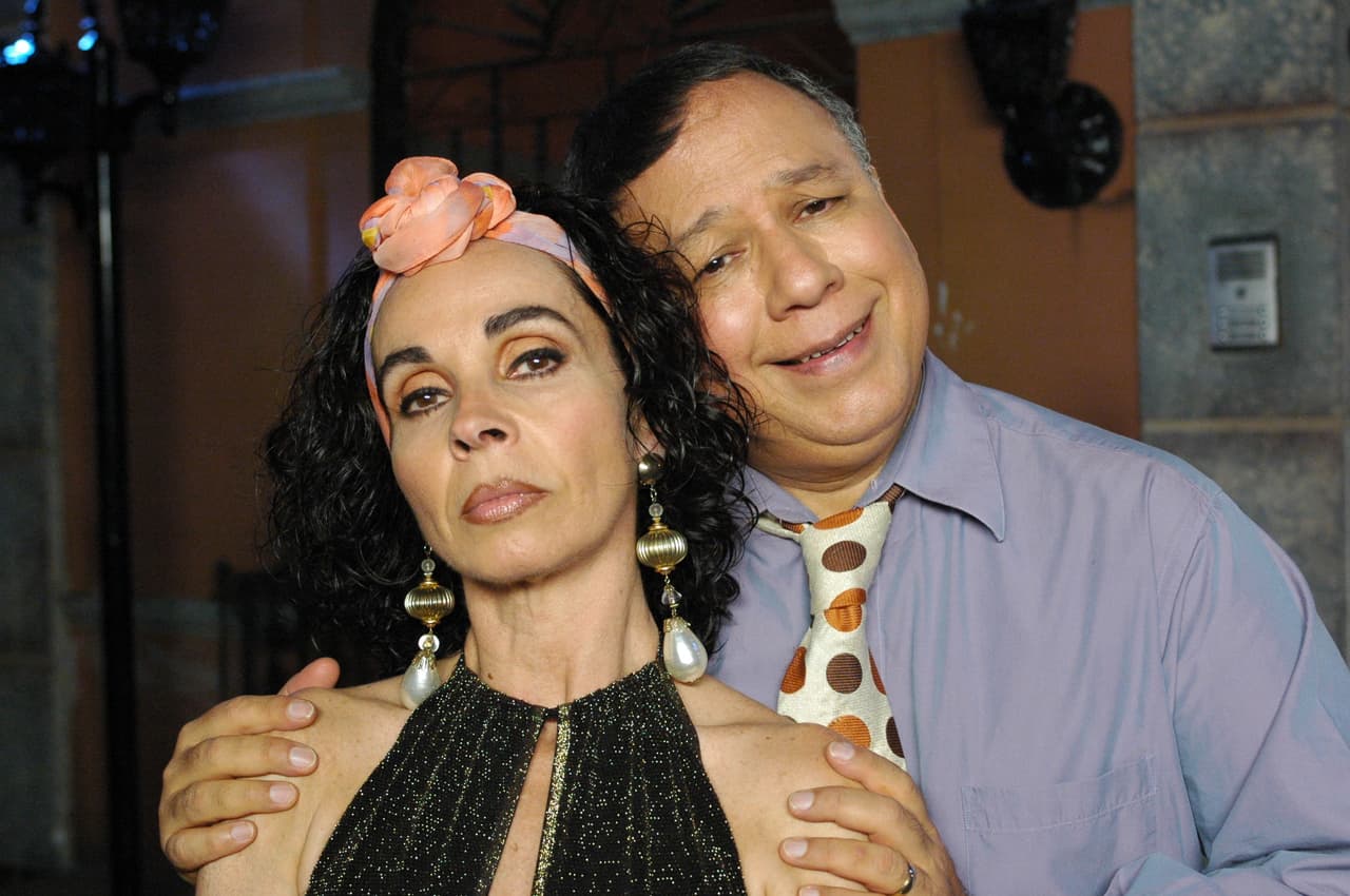 Fue ahí en ‘Vecinos’ que alcanzó gran popularidad con su personaje de Magdalena Pérez Gómez de López, una mujer creída que dice ser muy rica y presume tener ropa fina pero en realidad no tiene un alto estatus social. Esta serie empezó a transmitirse el 10 de julio del 2005 y hasta la fecha posee 168 capítulos repartidos en 8 temporadas principales.
