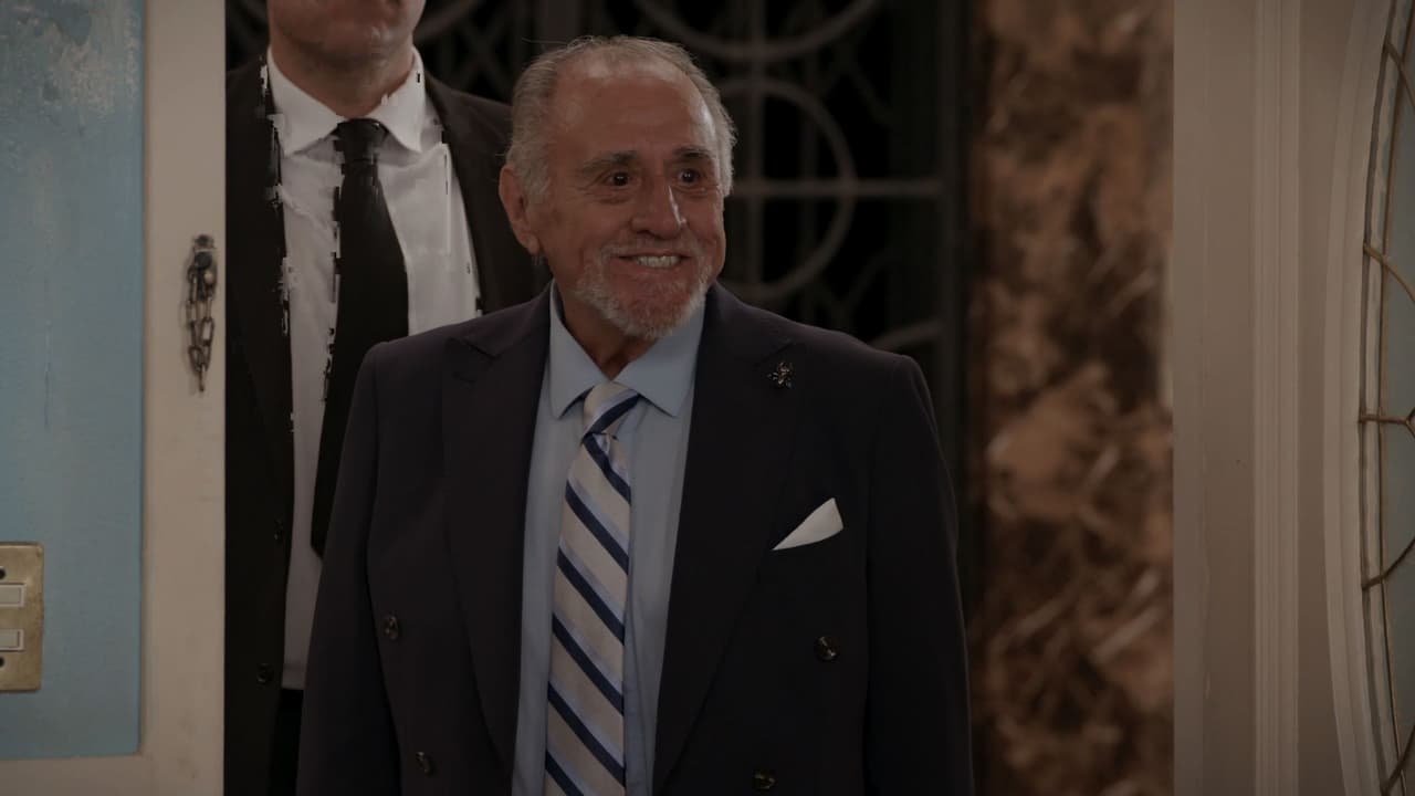 En la quinta temporada de la misma serie, apareció Alejandro Suárez como 'Don Justo', el jefe de 'Plácido López', padre de 'Gaby' y suegro de 'Plutarco'. Se espera que para las nuevas temporadas, este personaje aparezca en más capítulos y tenga más injerencia en la serie.