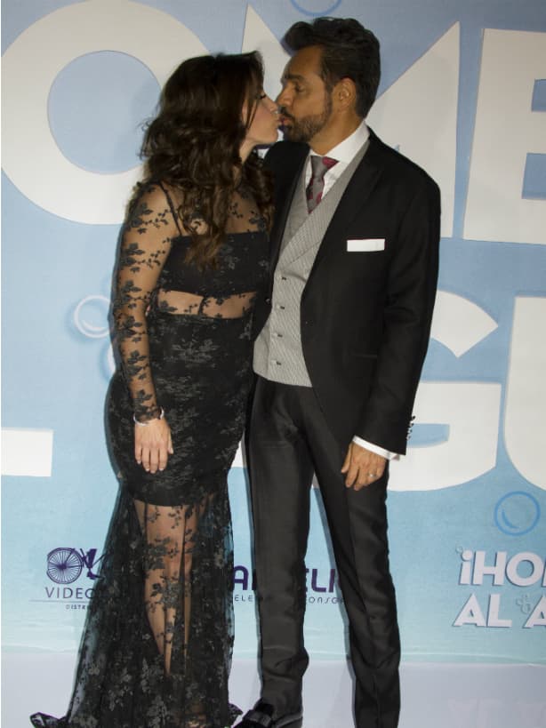 Alessandra Rosaldo llenó de besos y caricias a Eugenio Derbez durante la alfombra roja