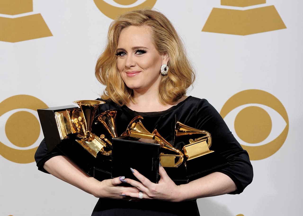 En noviembre de 2016, Adele reveló en entrevista a Vanity Fair que sufrió depresión posparto y no se lo comentó a nadie, pero sí buscó ayuda para canalizar sus sentimientos. “Eventualmente dije ‘a la m#erda, me voy a regalar una tarde a la semana para solo hacer lo que me dé la gana, sin mi bebé’”, indicó.