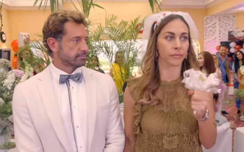 En la kermés del edificio, ‘Victoria’ y ‘Nico’ se casan en una ceremonia de ficción, pero cuando se encuentran solos en la celebración, ambos comparten la admiración que sienten el uno por el otro.