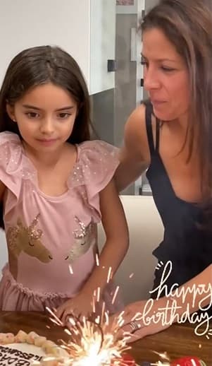 En todo momento, la vocalista de Sentidos opuestos estuvo acompañada de su hija, quien le ayudó a soplar las tradicionales velitas de cumpleaños.