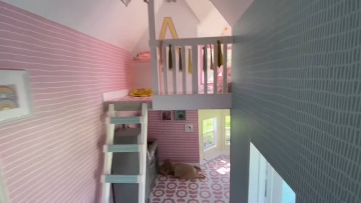 La recámara se encuentra en la parte superior y cuenta con un pequeño barandal, decorado con banderas de colores.