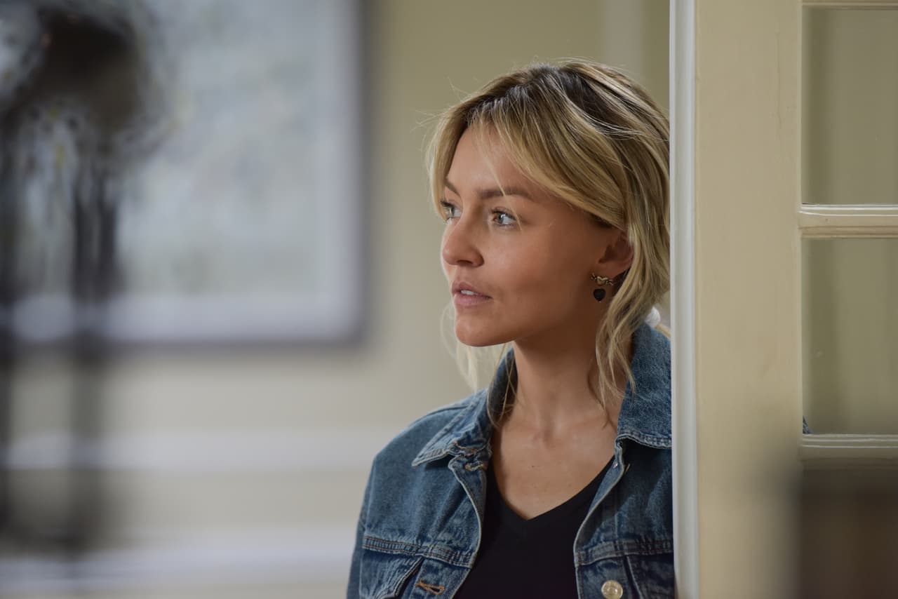 Angelique Boyer siempre atenta a lo que ocurre en el set. ¡Ya queremos verla en la pantalla chica!