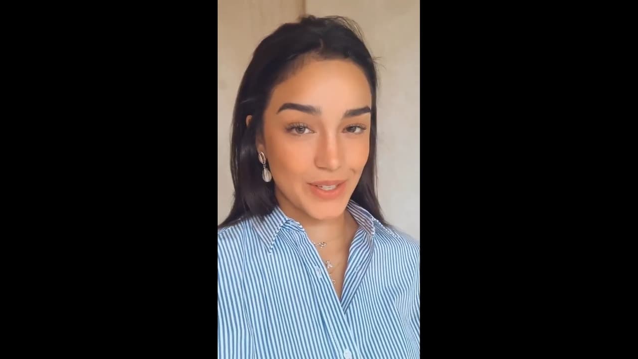 A través de su cuenta oficial de Instagram, la tercera hija de los exTimbiriche dejó ver varias imágenes del festejo que tuvo e incluso que se deshizo de su característica melena rizada y optó por lucir el cabello lacio en esa fecha tan importante.