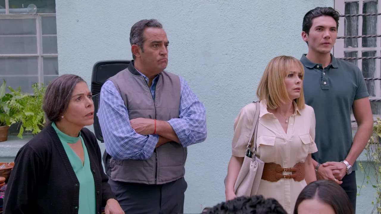 Los vecinos festejan en la vecindad hasta que la dueña llega y lo echa a perder