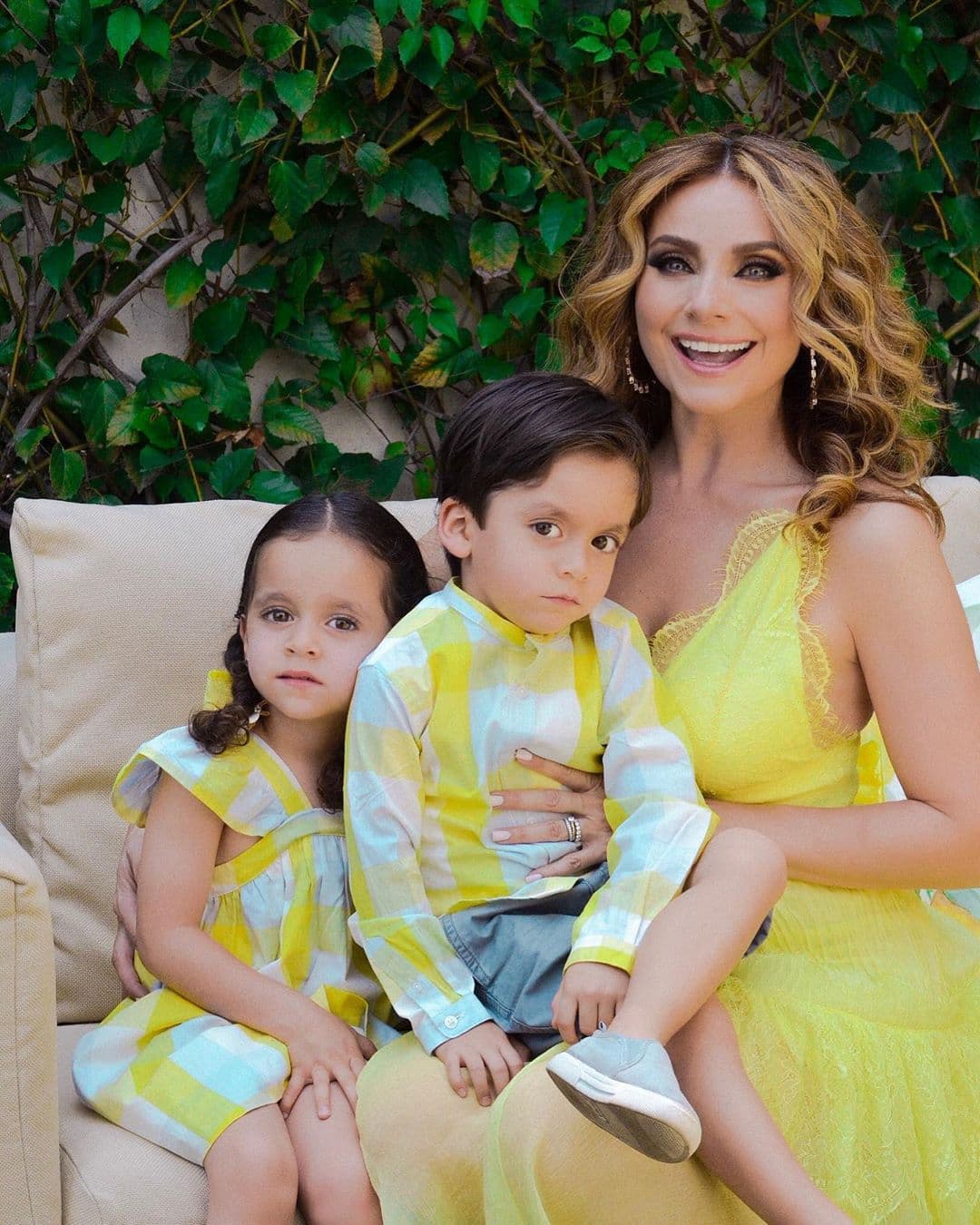 Elizabeth Álvarez puso una pausa a su carrera para dedicarse a sus hijos, Máxima y León, fruto de su relación con Jorge Salinas.