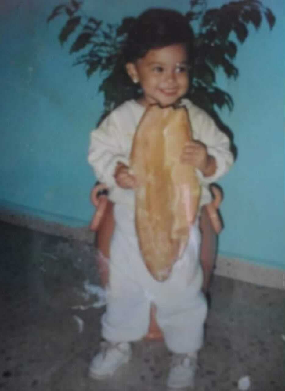 De pequeña se ve que era de buen diente y nos deja la intriga de qué trae entre las manitas. ¡Adorable!