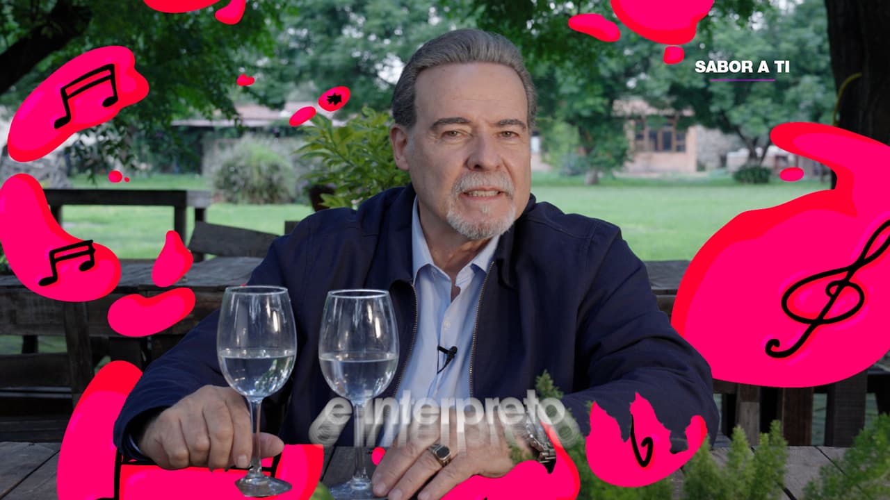 César Évora toca las copas
