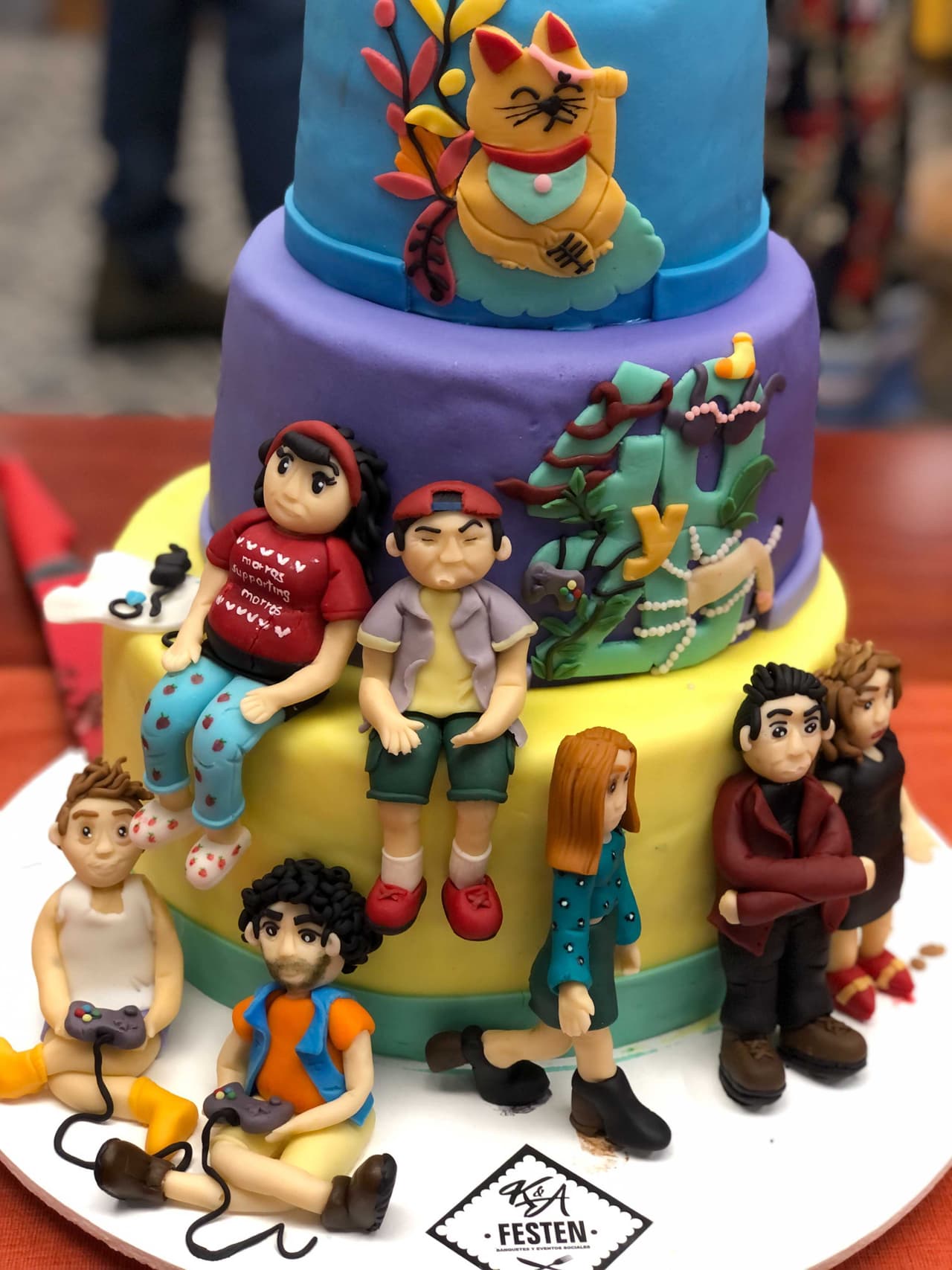 En el original pastel se pudieron observar hechos en figuras de fondant (de arriba hacia abajo): el emblemático gato que aparece en el inicio de cada uno de los capítulos, la 'Toña' y 'Brayan Danielle' con el logo de '40 y 20', y 'Fran' con 'El Borre' jugando videojuegos, mientras que 'Paco' está entre 'Miranda' y la 'Chío'.