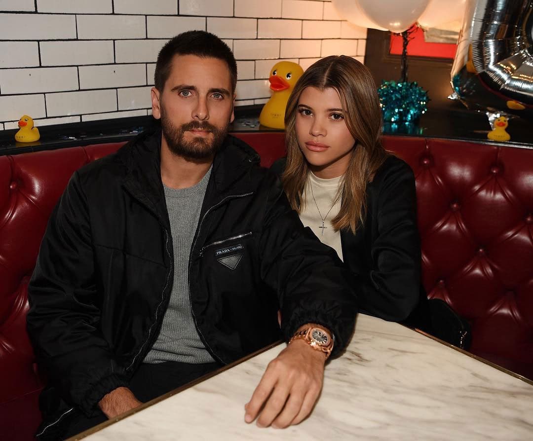 "Sofia sabe que estamos criando a tres hijos juntos y hasta que nuestros hijos lleguen a los 100, todavía me aseguraré de que Kourtney y mis hijos sean una prioridad en mi vida", declaró Scott en uno de los episodios de Keeping up With The Kardashian, según el portal Quién.