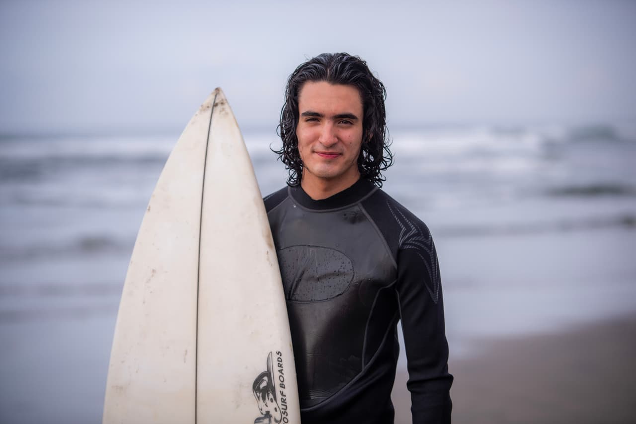 Sebastián Poza da vida a 'Adriano', un muchacho al que le gusta la buena vida y que admira profundamente a 'Dante', a quien ha visto como su figura paterna. Estudia la preparatoria y tiene mucho éxito con las mujeres porque es surfista.