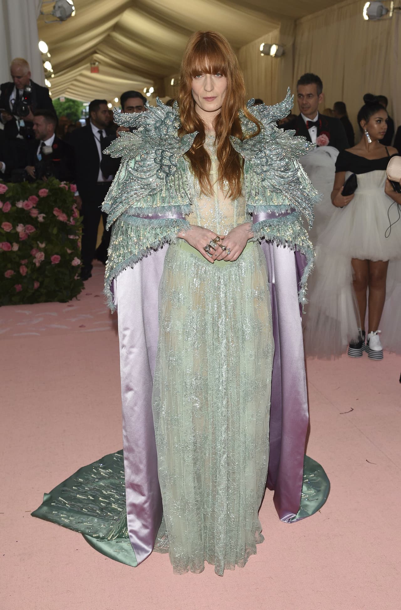 La cantante Florence Welch eligió un vestido Gucci transparente con una capa azul bebé con unas pequeñas alas.