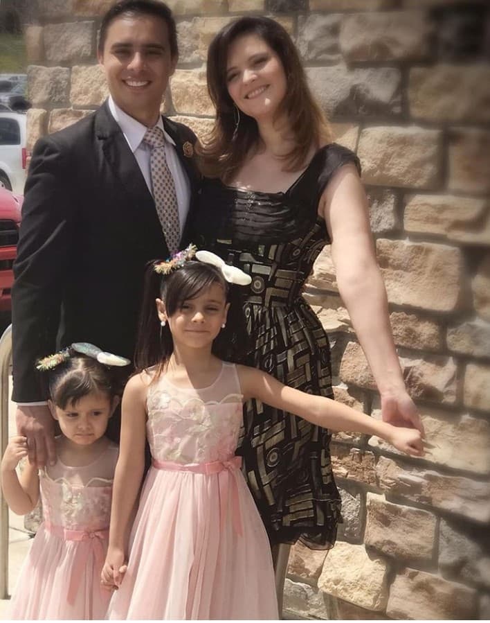 “Con mi mejor amigo y esposo, que me apoya en todas mis locuras y sueños. Te amo tanto. Más de 9 años juntos”, detalló.