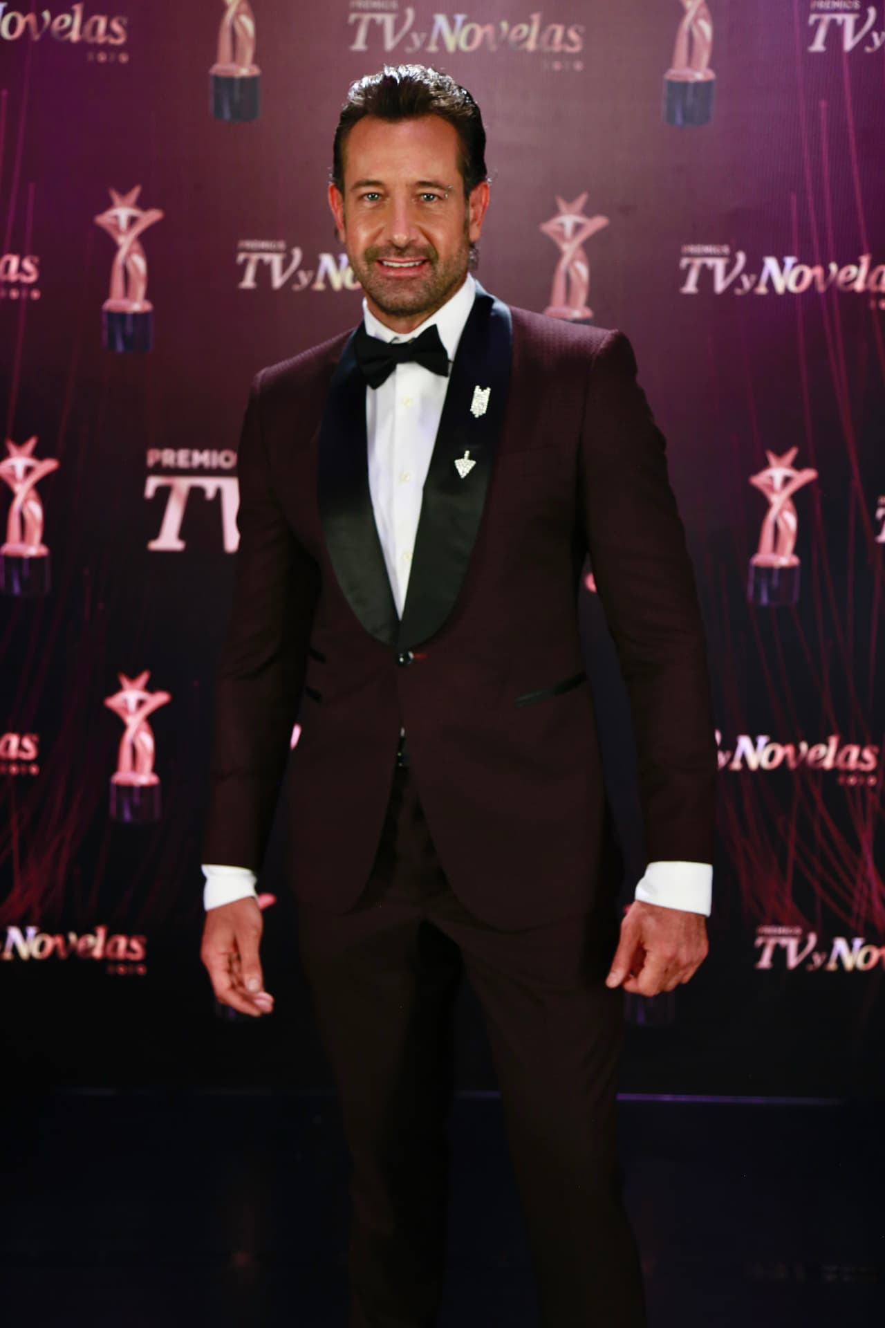 Enfundado en un smoking en tonos guindas y un moño negro, Gabriel Soto hizo gala de su atractivo en Premios TVyNovelas.