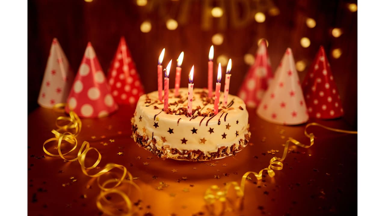 Familia confunde vela de cumpleaños con un cohete y explota en el pastel: el susto de sus vidas