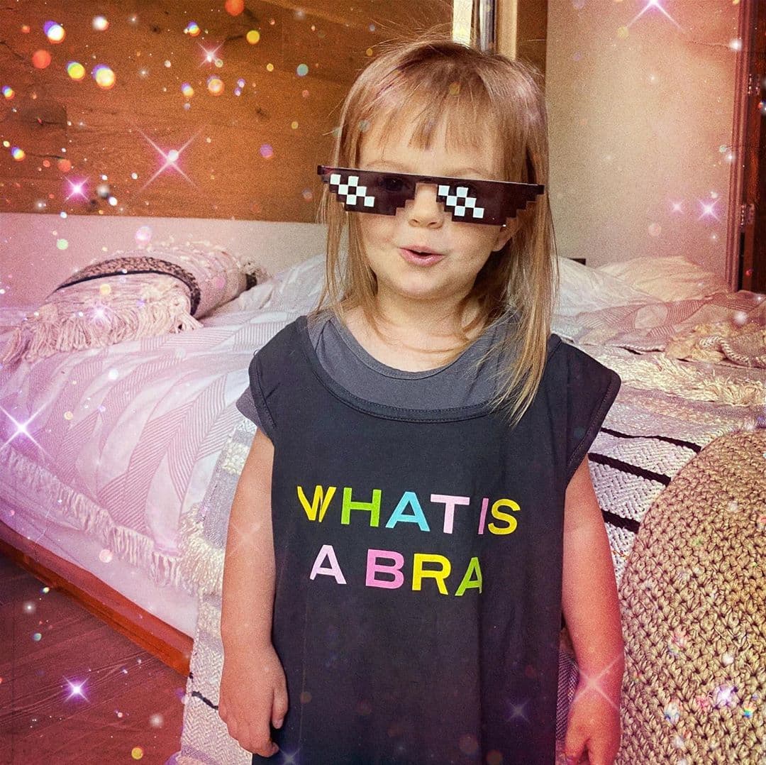 Gracias a sus múltiples publicaciones en Instagram y TikTok, la actriz ha dejado ver muchos rincones de su hogar. En sus recientes posteos, la hermana de Vadhir y Aitana Derbez mostró la habitación principal, la cual tiene forrada una de las paredes con madera.