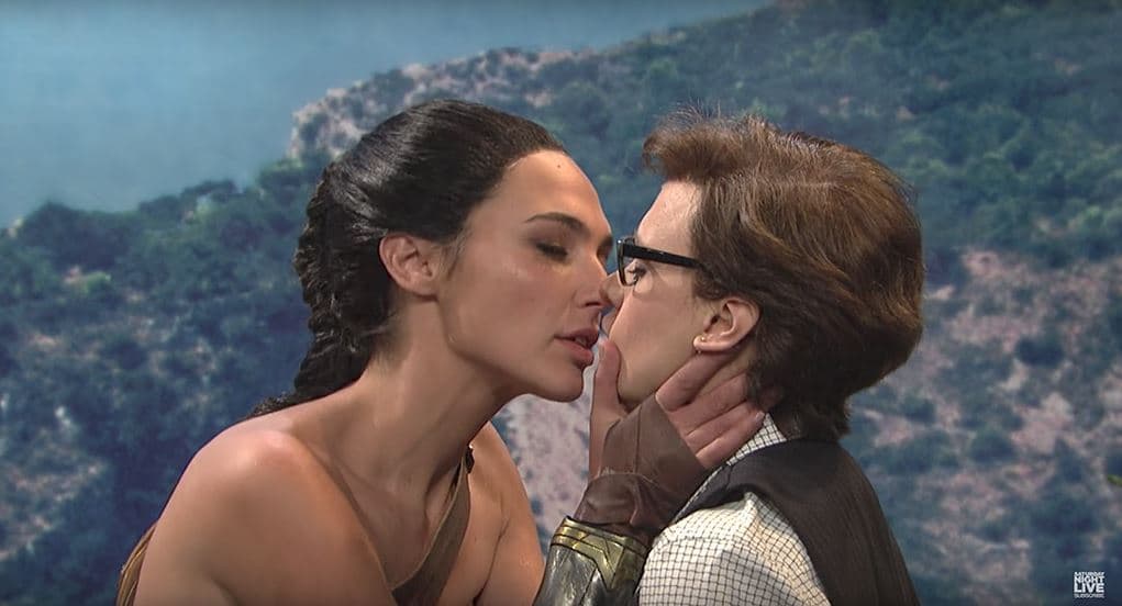 Gal Gadot besó a Kate McKinnon, durante el programa de televisión “Saturday Night Live”