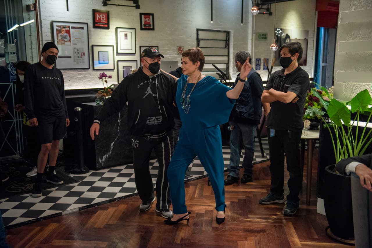 La actriz ensayó sus escenas de baile con el equipo de producción.