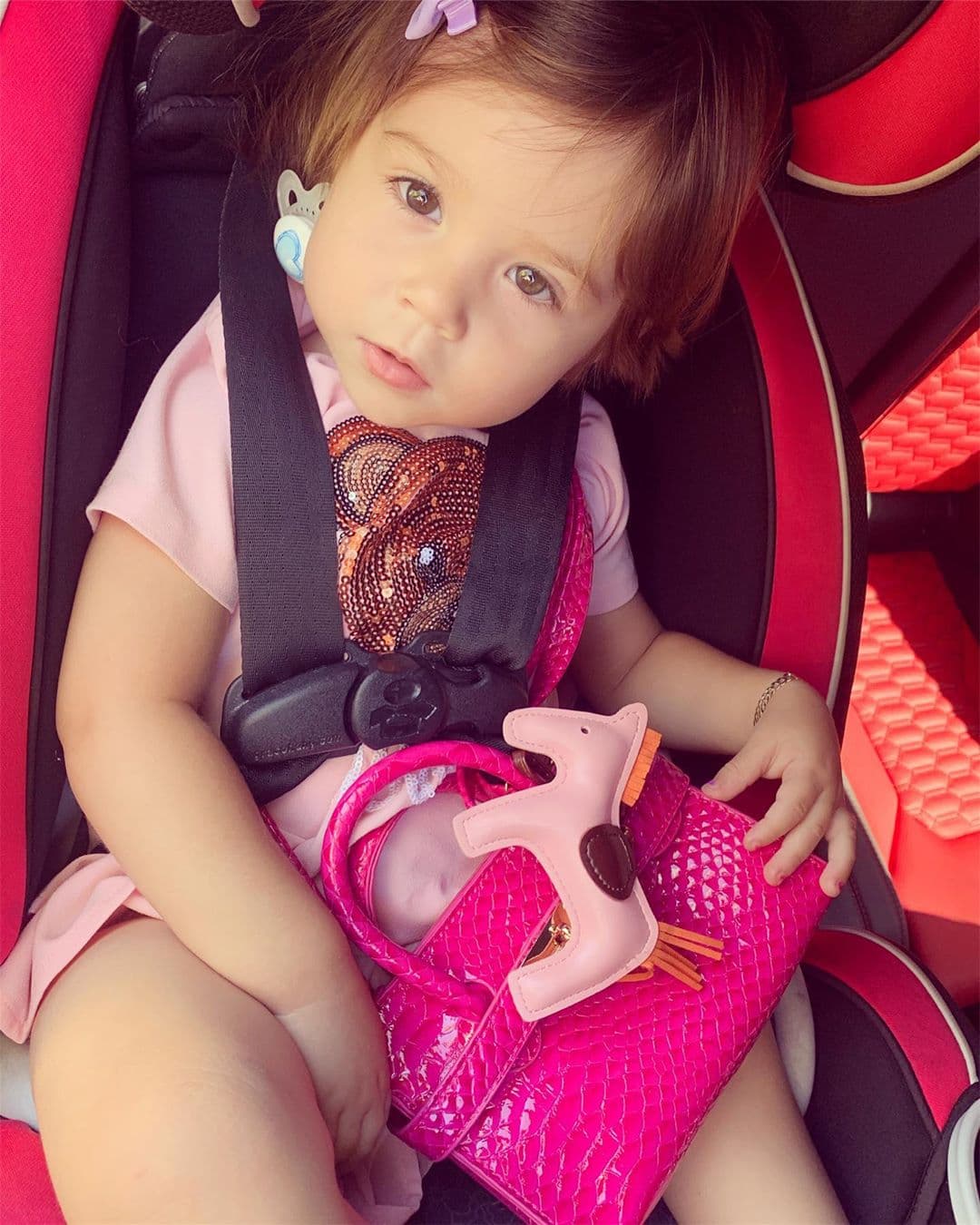 En septiembre del año pasado, el outfit de la pequeña se viralizó en redes sociales y búsquedas de Internet por el alto costo del bolso color rosa, de la firma Hermès, con el que posó, valuado en casi un millón de pesos,997 mil 657, según la página de la marca francesa.