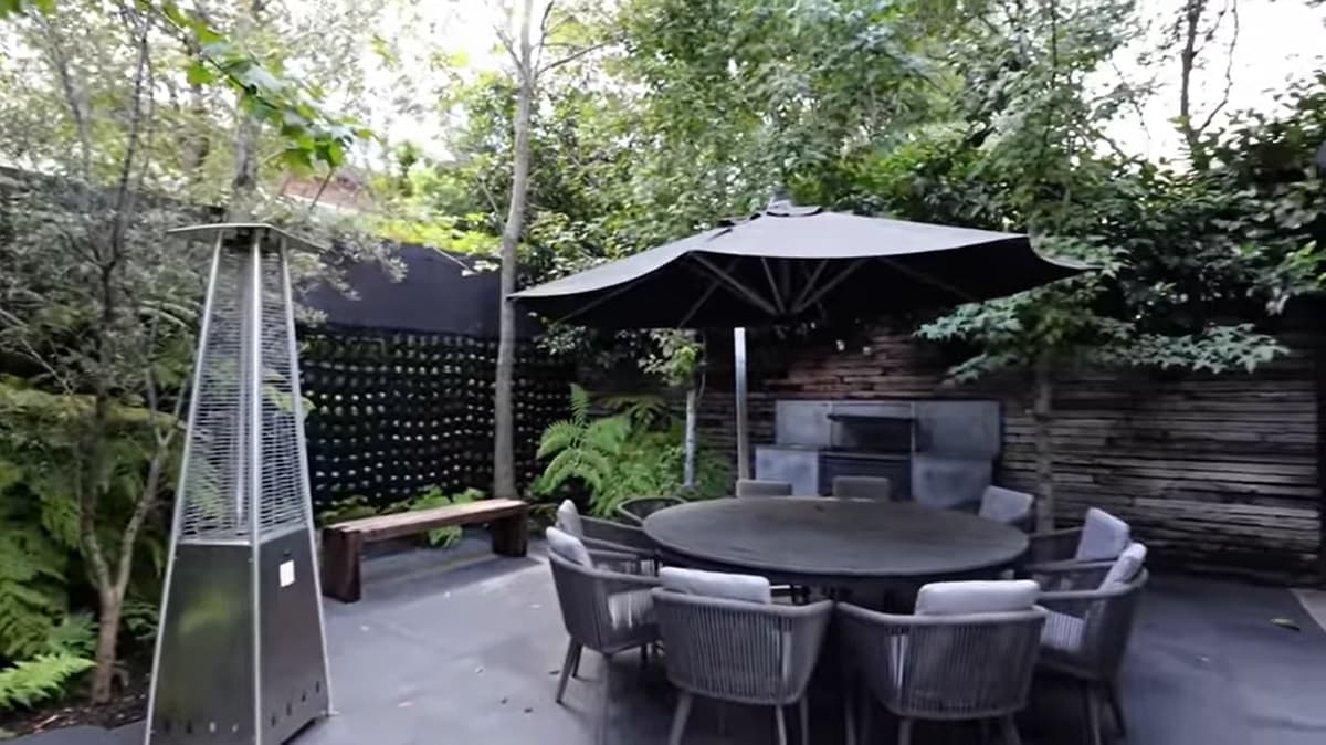 Del otro lado del jardín, JD Pantoja tiene un asador y un comedor al aire libre, donde pasa tiempo con sus amigos y familia haciendo carne asada.