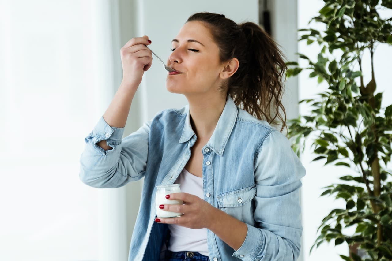 Yogurt. Cuando el dolor es punzante, la causa puede estar en la falta de calcio. El yogurt natural es capaz de relajar el cuerpo gracias a sus propiedades naturales.