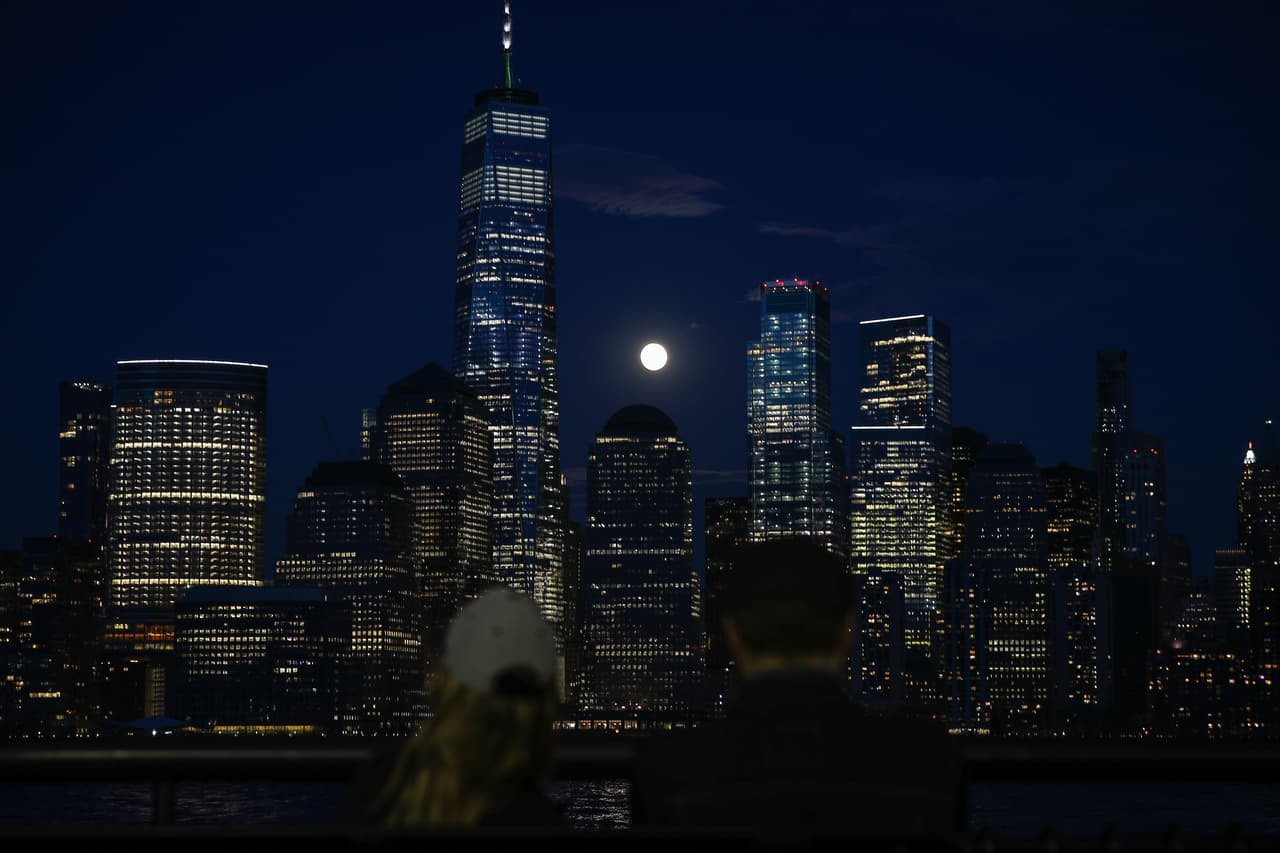 Super Pink Moon se ve en Nueva York, Estados Unidos el 7 de abril de 2020.