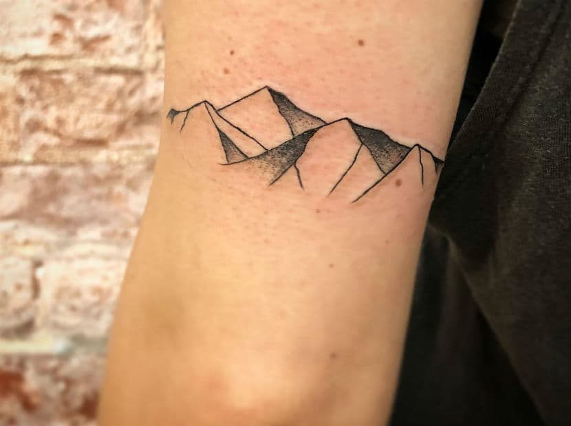 Capricornio. Diseños geométricos, sencillos y austeros que equilibren tu espíritu. Puedes elegir también un camino, una senda, una cabra, una montaña, un águila o un cóndor.