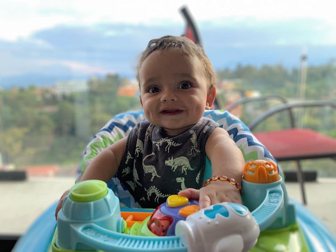 Casi con nueve meses de edad, el pequeño robó la atención al mostrar que ya deseaba dar sus primeros pasos.