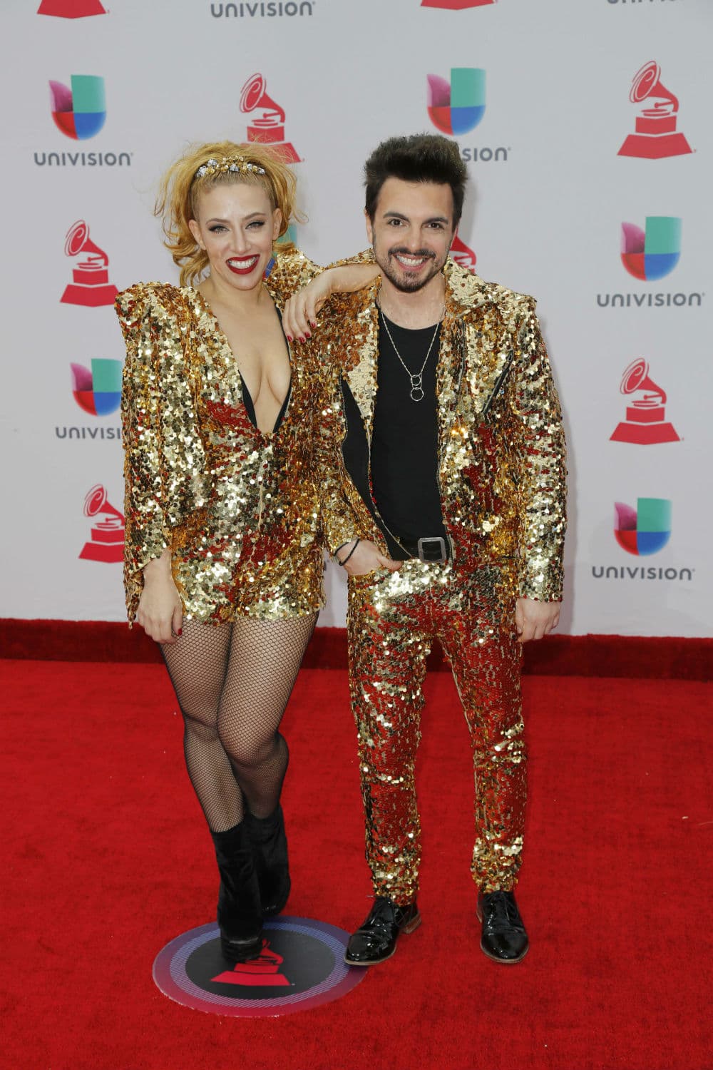Los chicos de Miranda fueron de los peores vestidos de los Latin Grammy y es que utilizaron prendas en color dorado que sólo atraían miradas, pero no los favorecían.