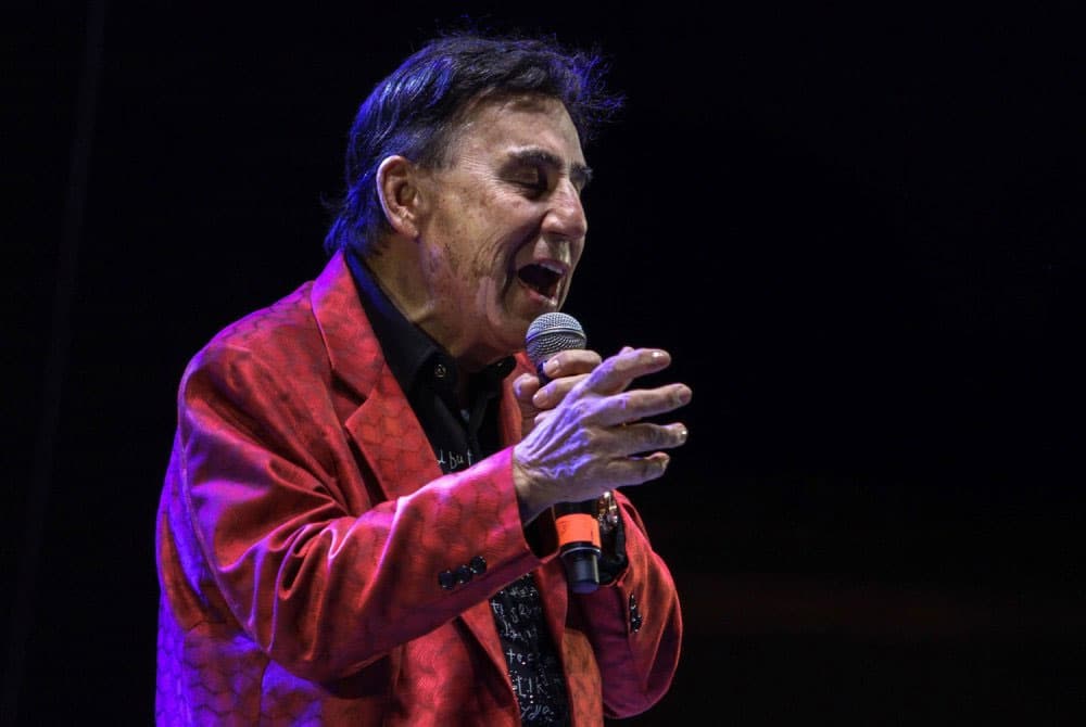 GUALBERTO CASTROEl integrante de los Hermanos Castro falleció alrededor de las 6 de la tarde del miércoles 27 de junio por una hipercalcemia, que es exceso de calcio en la sangre, que se le complicó con una infección pulmonar por esporas y problemas renales, afecciones que se tuvieron que combatir para poder iniciar la batalla contra el cáncer.