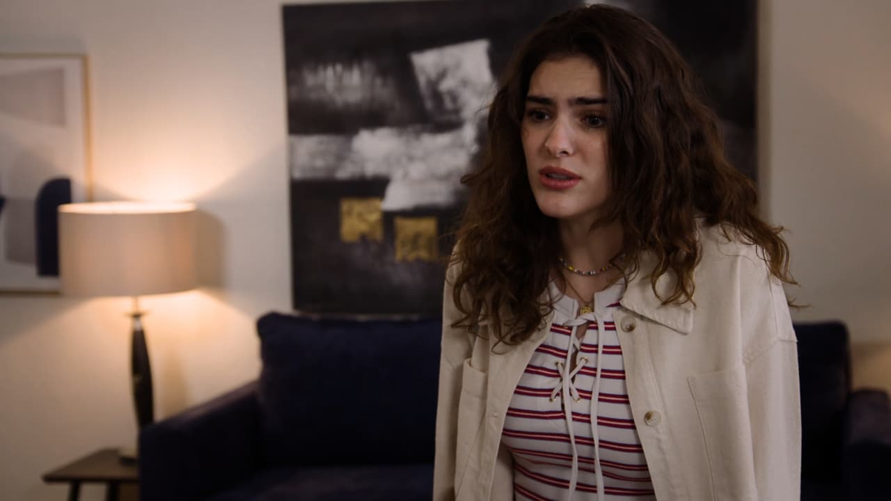 María le planta un BESOTE a Leo