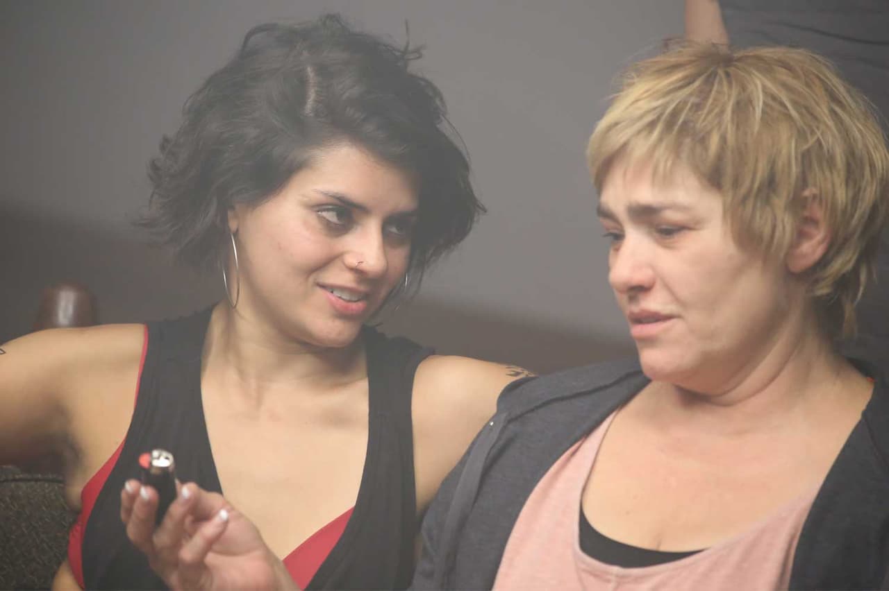 Lupita se hace amiga de Paola y, junto con los internos de la clínica, realizan una gran fiesta llena de excesos.